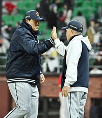 [포토]류현진의 시즌 첫 승을 축하하는 한화 김경문 감독