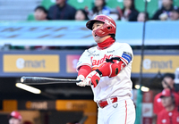 [포토]류현진 상대 역전 홈런 넘기는 SSG 최정