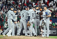 [포토]승리의 하이파이브를 나누는 한화