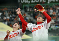 [포토]채은성의 파울플라이를 기다리는 최정과 박성한