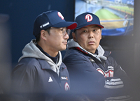 [포토] 정재훈 코치와 이야기 나누는 김원형 감독