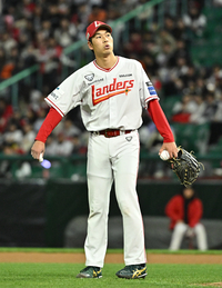 [포토]밀어내기 볼넷으로 동점 허용하는 SSG 타케다