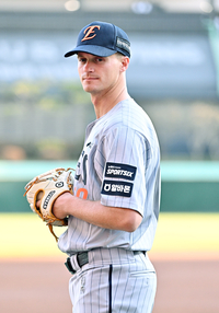 [포토]한화 유니폼 입은 잭 쿠싱