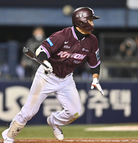 [포토] 이주형, 7회 만루서 1점 더 달아나는 희생타