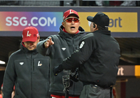 [포토]SSG 이숭용 감독, “공만 보고 있었잖아요!”