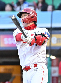 [포토]2점 홈런 SSG 최정, 역전이다!