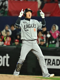 [포토]2타점 역전 적시타에 기뻐하는 한화 하주석