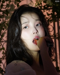 과일 베어 문 아이유,  현실판 공주가 따로 없네