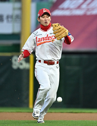 [포토]포구 실책하는 SSG 안상현