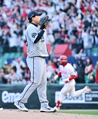 [포토]한화 류현진, SSG 최정에게 역전 투런 허용