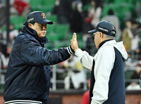 [포토]김경문 감독과 하이파이브를 나누는 류현진