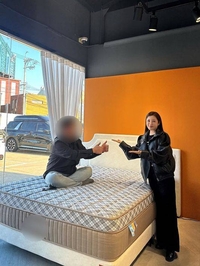 송가인 또 미담 갑질…결혼하는 매니저에게 ‘침대 선물’ 플렉스