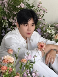 김선호, 꽃보다 눈부신 비주얼… 봄을 부르는 청량한 근황