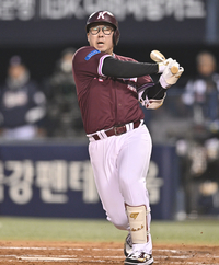 [포토] 파울 안치홍 ‘제대로 안맞아’