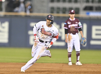 [포토] 강승호 ‘3루까지 가자’
