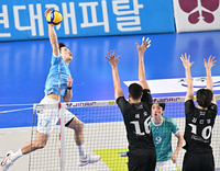 [포토]힘차게 공격하는 대한항공 임동혁