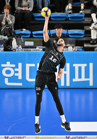 [포토]서브 에이스 노리는 현대캐피탈 레오