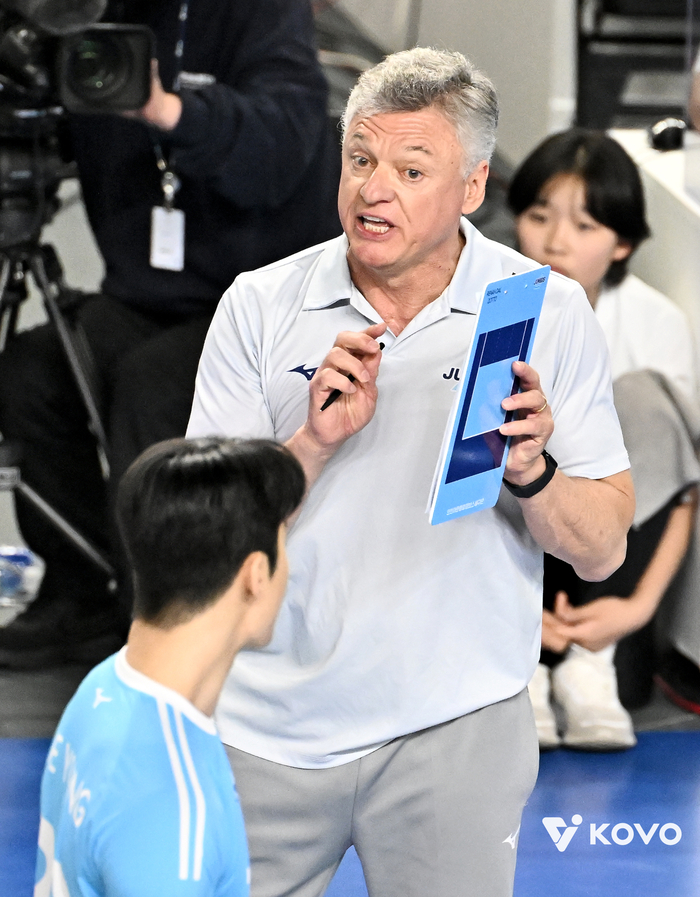 2승 뒤 '2패', 결국 5차전으... 대한항공 헤난 감독 "분명히 집중력 다시 끌어올려야 한다"[현장인터뷰]