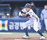 [포토] 번트 시도하는 정수빈