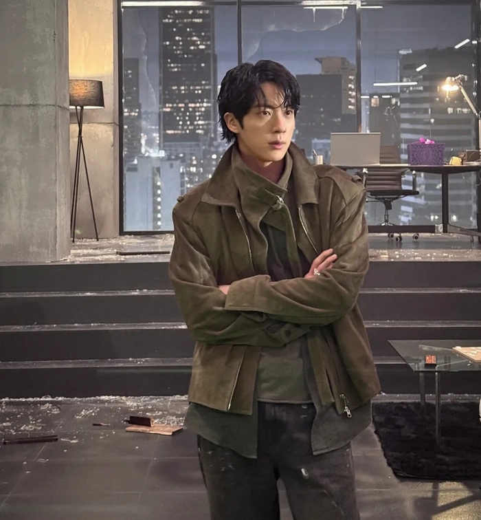 Jin thể hiện khí chất của mình khi diện một bộ trang phục tông màu kaki vô cùng bắt mắt...