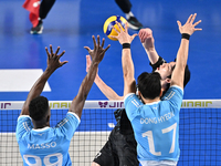 [포토]힘겹게 공 넘기는 현대캐피탈 허수봉