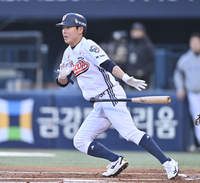 [포토] 정수빈 ‘희생번트 성공’