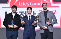 [포토] 포즈 취하는 신인상 켐바오, MVP 이정현=마레이