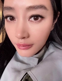 56세 맞아? 김혜수, 세월 역행하는 독보적 미모... 근접 셀카도 무결점