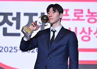 [포토] 이정현, MVP 트로피에 입맞춤