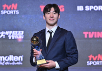 [포토] 국내선수 MVP 이정현, 미소 가득