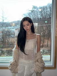 에스파 윈터, 과감한 시스루 룩으로 뽐내 매혹적 자태