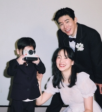 김무열♥윤승아, 결혼 11주년 리마인드 웨딩…아들 김원과 ‘완벽 가족 케미’