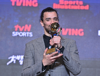[포토] MVP 트로피에 입맞춤 하는 마레이