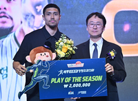 [포토] DB 이선 알바노,  Play of the Season 수상