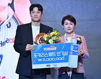 [포토] 7년 연속 인기상 수상하는 KCC 허웅