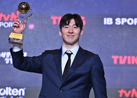 [포토] 고양 소노 이정현, MVP 트로피 번쩍!