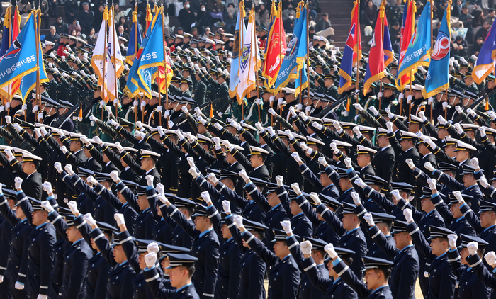 사관학교 입학 자격, ‘미혼’ 내건 시대착오적 규정 폐지 타당!