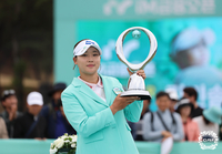 ‘슈퍼 루키 완성’ 김민솔, iM금융오픈 ‘와이어 투 와이어’ 우승…신인상 포인트 1위 질주 [SS현장]