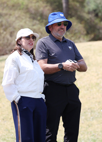 [포토] 애인과 이야기 나누는 루이 퀸타 청주 감독