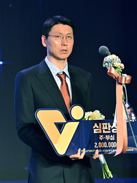 [포토]심판상 수상한 김성수 심판