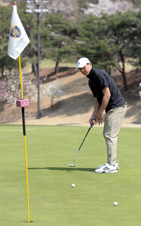 [포토] 퍼팅하는 구자철 제주 어드바이저