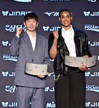 [포토]정규리그 MVP 주인공이 된 한선수와 실바