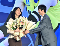 [포토]양효진의 기록상 축하하는 한선수
