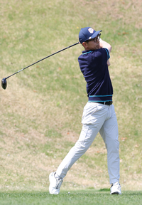 [포토] 티샷하는 주승진 김천 감독