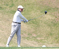 [포토] 티샷하는 권오갑 총재