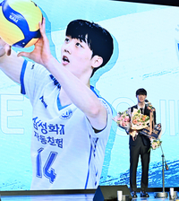 [포토]V-리그 남자부 영플레이어상 수상한 삼성화재 이우진