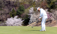 [포토] 퍼팅하는 김병지 사장