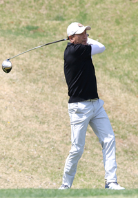 [포토] 티샷하는 포항 스틸러스 감독