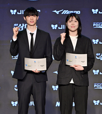 [포토]삼성화재 이우진-한국도로공사 이지윤, V-리그 영플레이어상