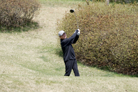 [포토] 티샷하는 조연상 프로축구연맹 사무총장